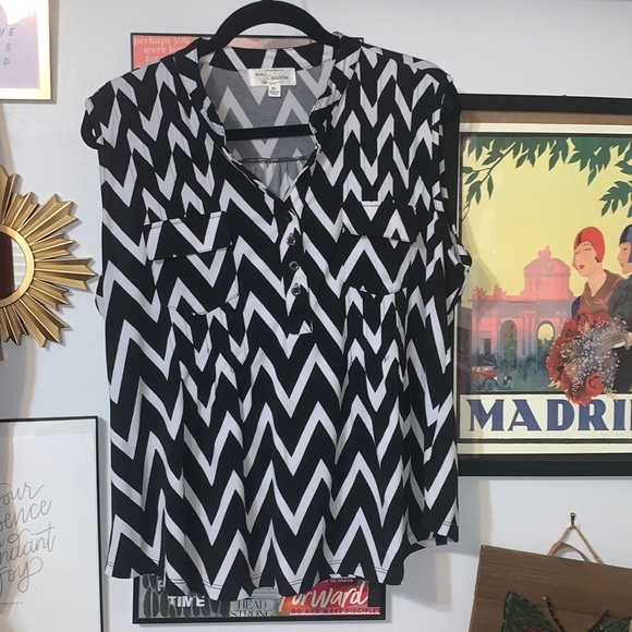 V-neck Black and white Blouse - Picture 1 of 6